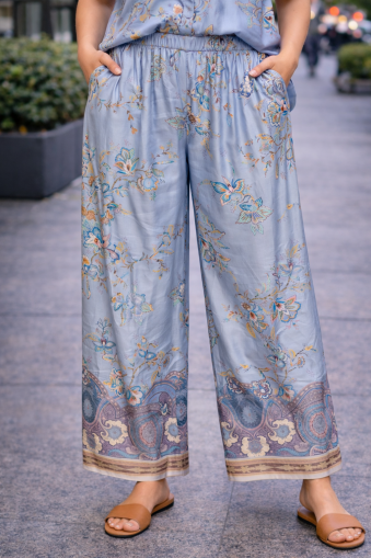 Дамски сатенен панталон в светло синьо