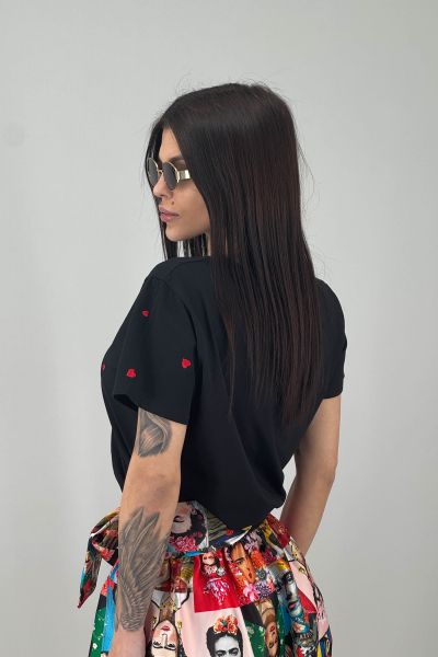 Дамска тениска с мини сърца в черно