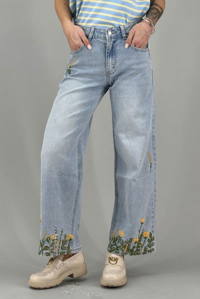 Дамски дънки в светло синьо