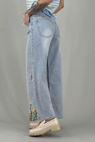 Дамски дънки в светло синьо