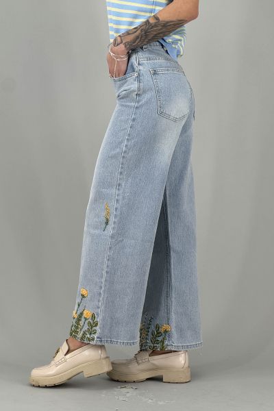 Дамски дънки в светло синьо