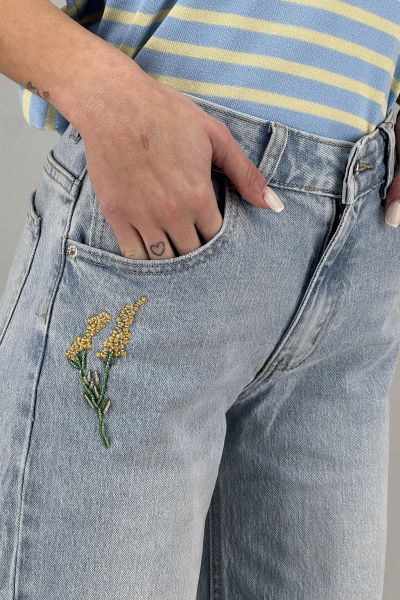 Дамски дънки в светло синьо