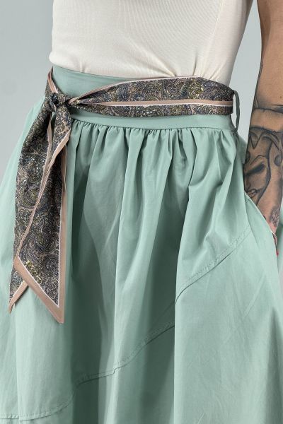 Пола в светло зелено